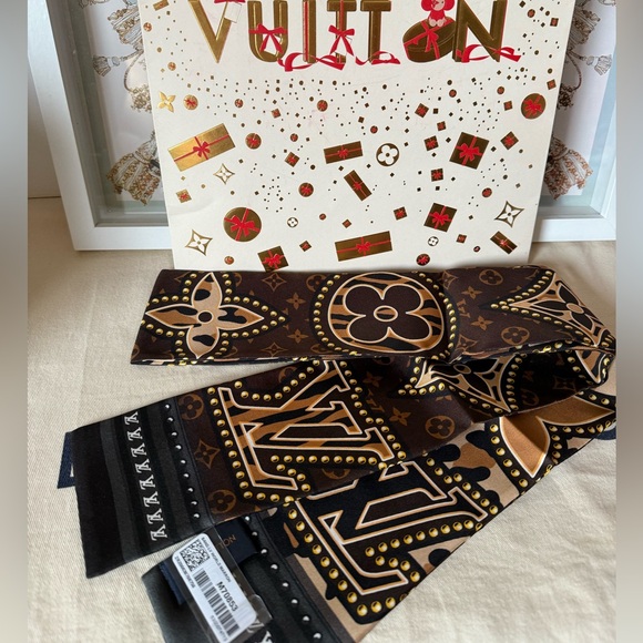 Louis Vuitton Silk Scarf Bandeau LV World Maroon New - Picture 11 of 15